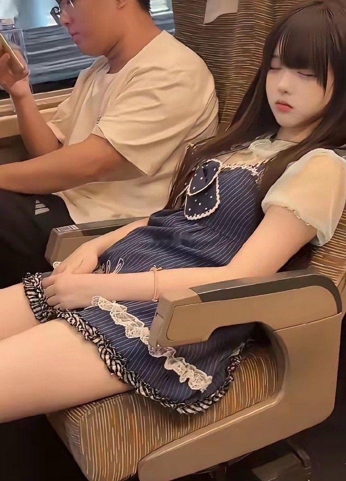 高铁上遇到清晰的一幕这女生是瓷娃娃吗？旁边这位大哥，淡定十足硬是一眼没看，内心是