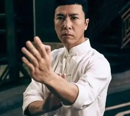 2008年，黄百鸣筹拍《叶问》，首先想到的是“功夫皇帝”李连杰。可是李连杰片酬要