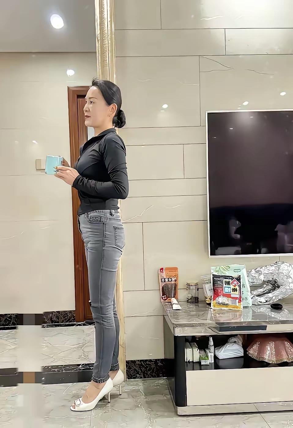 静观镜中人，自赏杯中月。