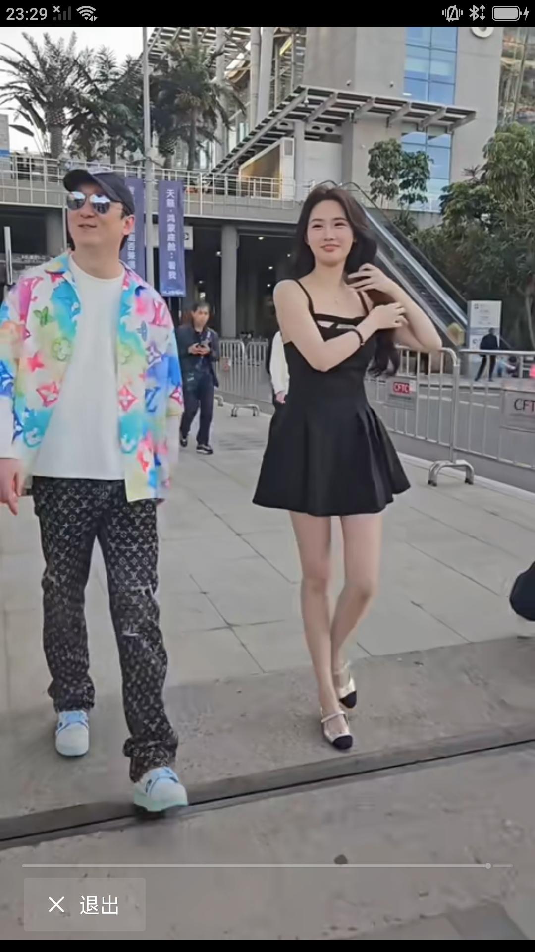 【国民老公名不虚传啊】昨天有网友在北京三里屯偶遇豪门公子王思聪，一身名牌，习惯的