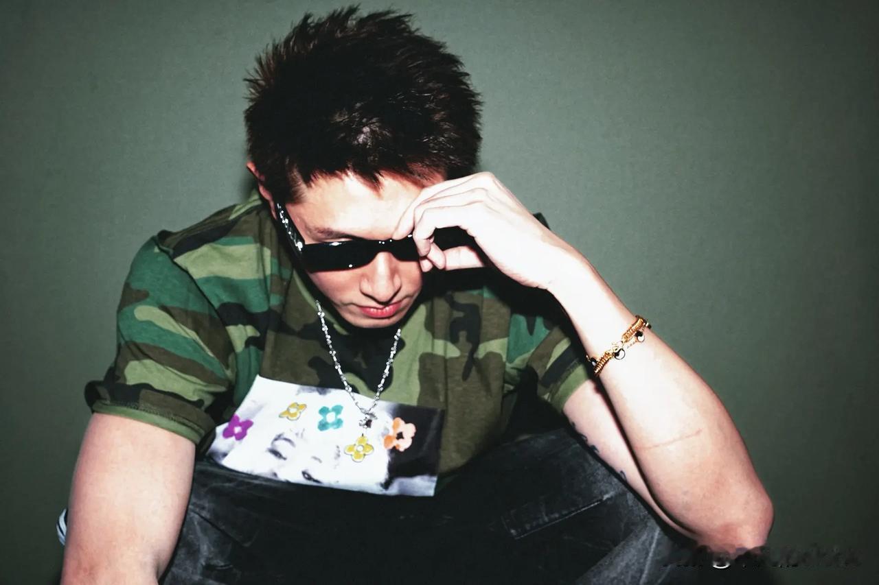 12月7日，张嘉倪前夫买超更新动态，并配文说道：“路过就拍了，好玩，做自己真好。