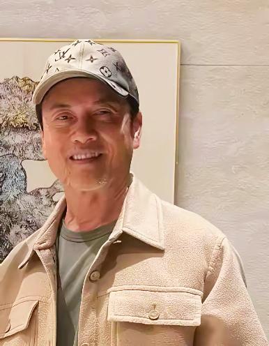 家人们快看吕良伟这张生活照！69岁的他须发全白，眼角纹、嘴角纹堆得老厚，和早年在