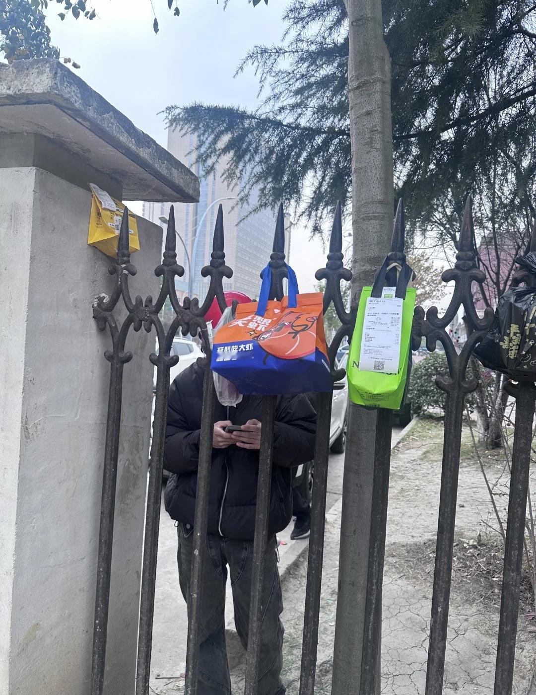 关于安师大外卖被校外人员偷事件今天发现一个像外卖员的人，想把外卖从里面往外面拿