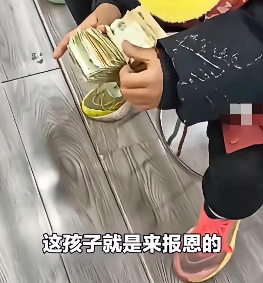 1月1日，石家庄，一鞋店走进一个11岁男孩看鞋子，店主以为是陪父母在看没在意，当