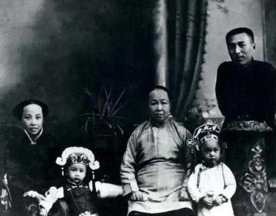 1904年杭州城里炸开了锅。富商女儿出阁，嫁妆是三套院落、上万两银子，可新郎官却
