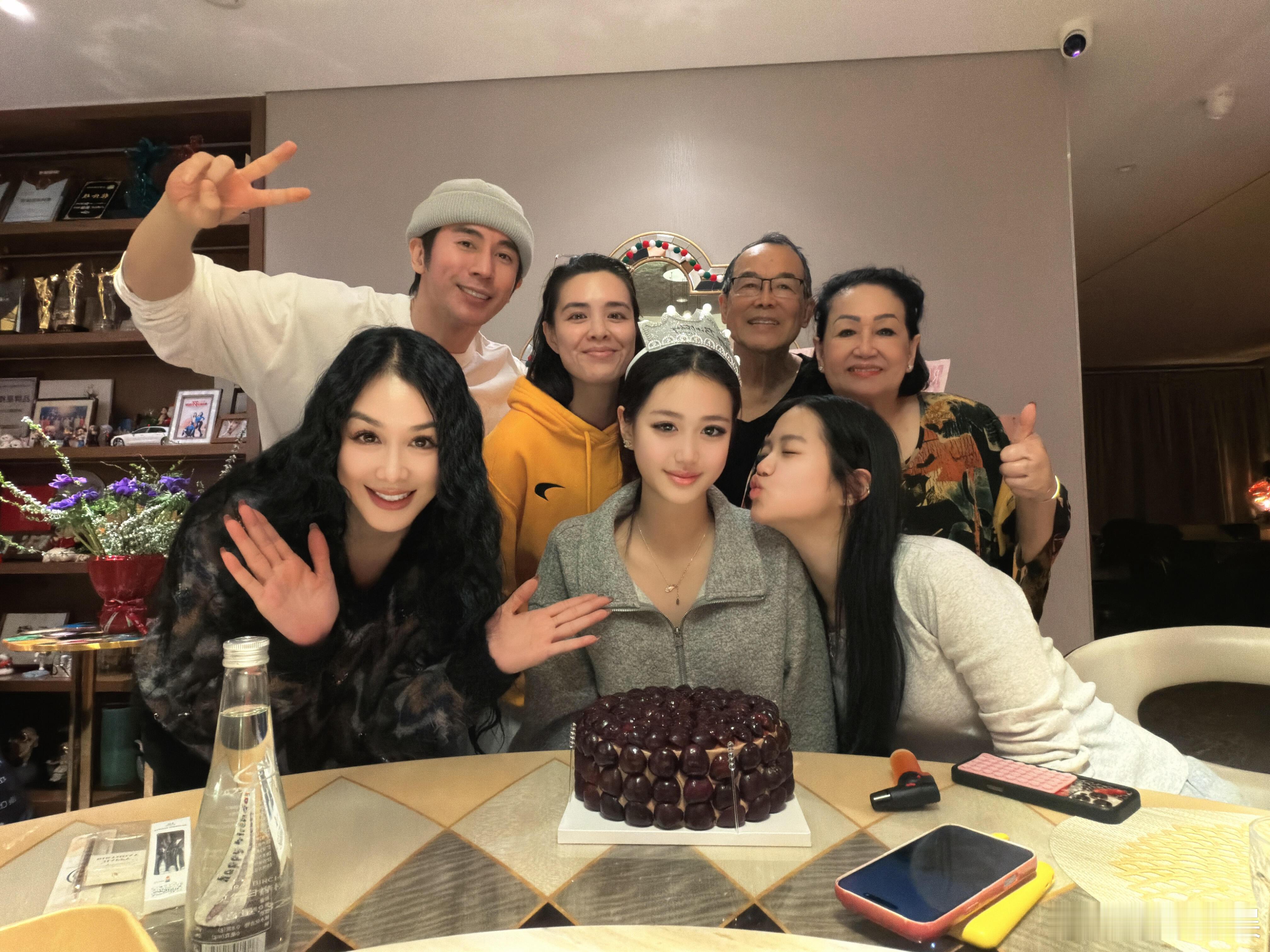 钟丽缇小女儿16岁了钟丽缇一家为小女儿庆生钟丽缇一家为小女儿庆生，考拉16岁了