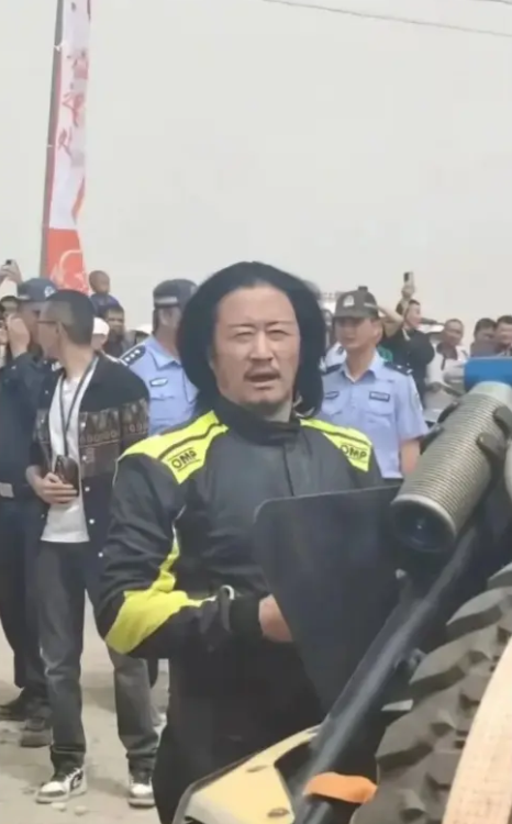 我现在信他是满族了。。。