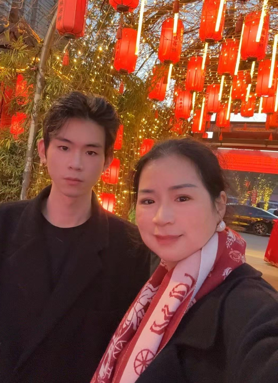 儿子刚走就签字捐器官，这个单亲妈妈到底是狠心还是伟大？23岁的湖南小伙柯鑫，车祸走了。他妈妈签了器官