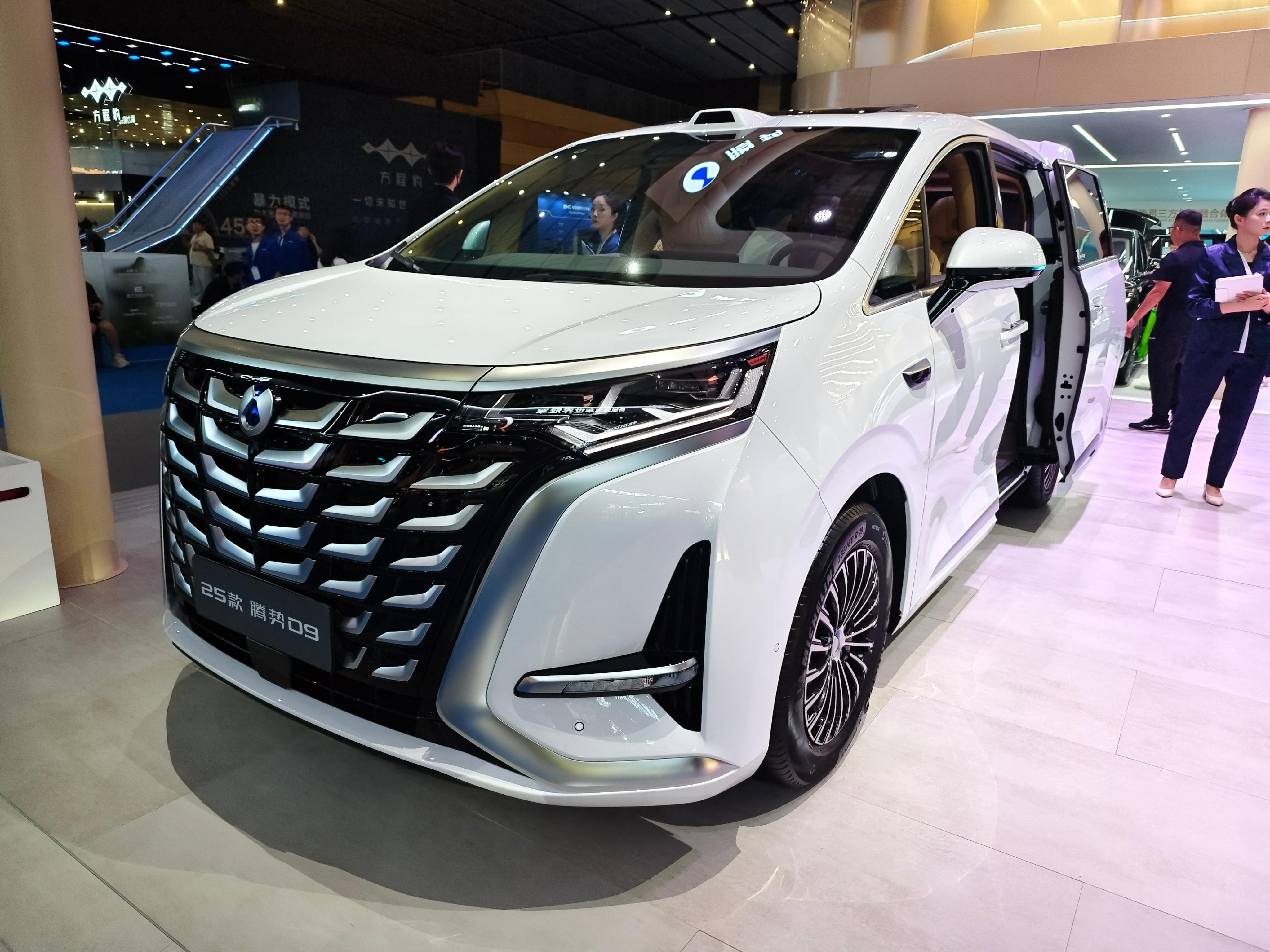 2025款腾势D9在成都车展正式发布，新增至尊版车型，欢迎来比亚迪集团专馆体验（