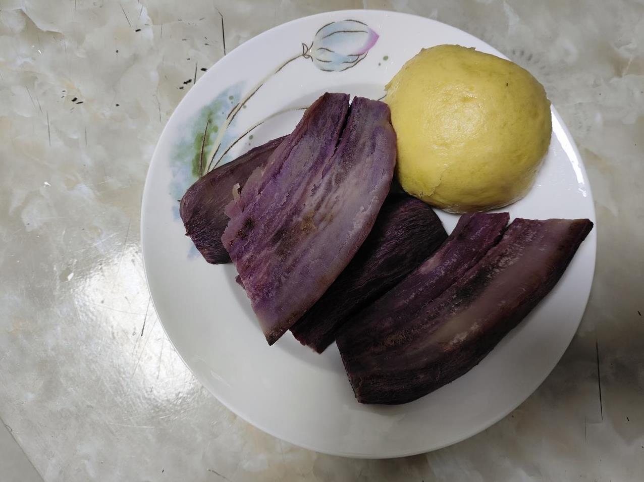 为了一顿早饭，他突然发火，筷子一摔，穿上鞋子走了。这趟儿子回家，带回一个烤箱一