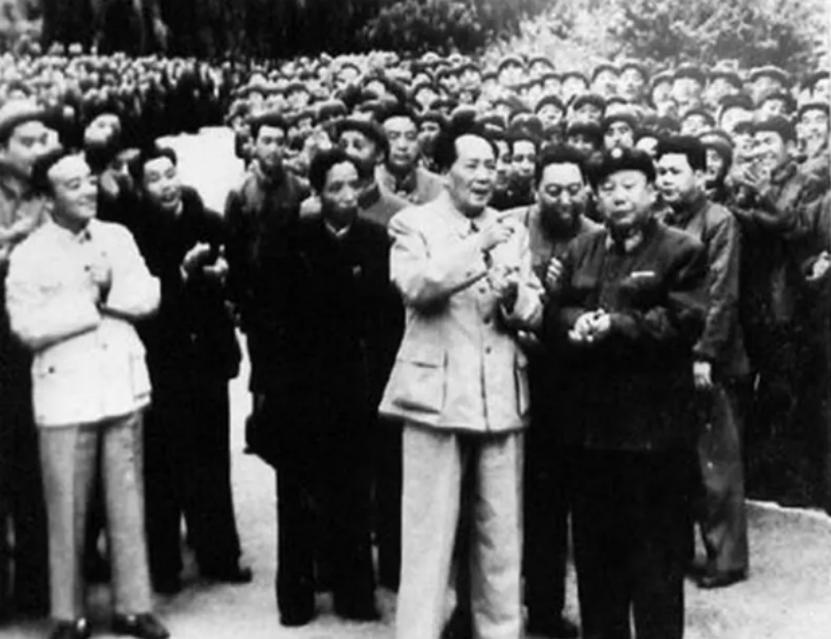 1952年毛主席视察开封，发现人群中站着一男子，惊呼：你怎么在这儿？古城墙下