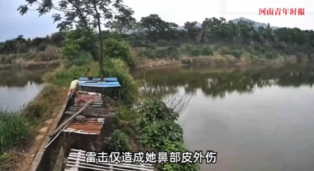 浙江金华，女子在喂狗时，一道闪电从天而降，直接将女子给击倒！本以为女子应该是死翘