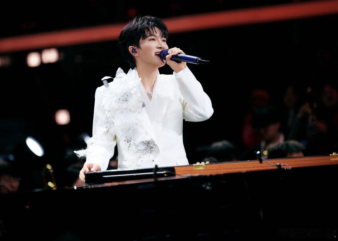 周深春晚战绩周深扛收视周深不愧是国民级歌手！舞台多次拉升收视top，有他在就是收