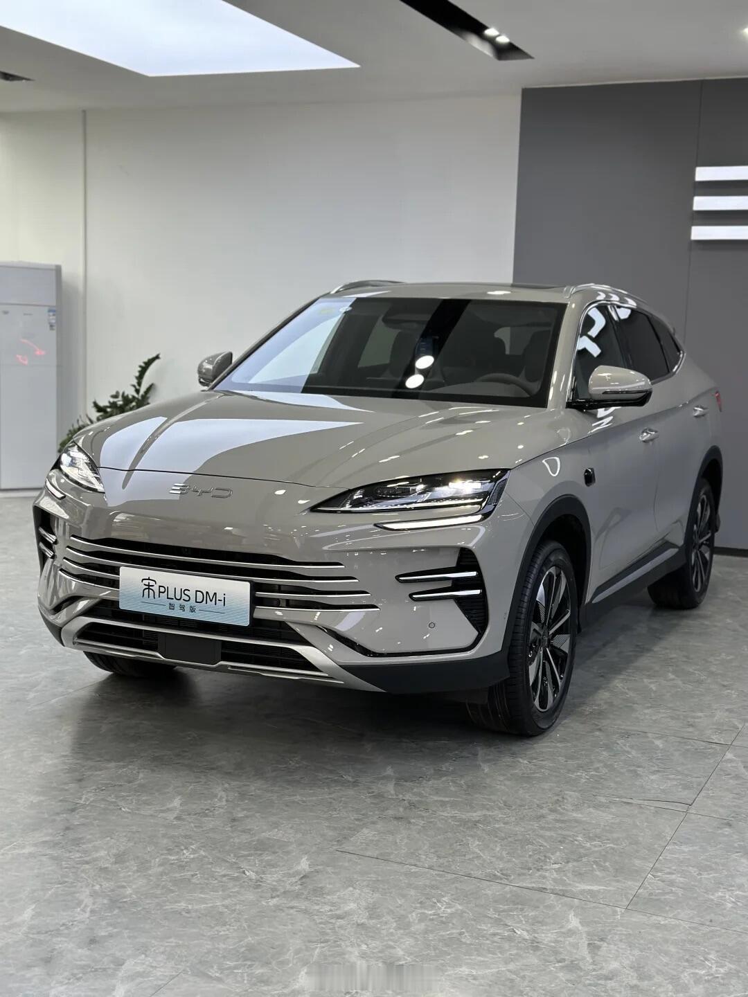 比亚迪宋PLUSDM-i🚗👍优点🎈后排空间宽敞，没有凸起🎈续航表现优秀、