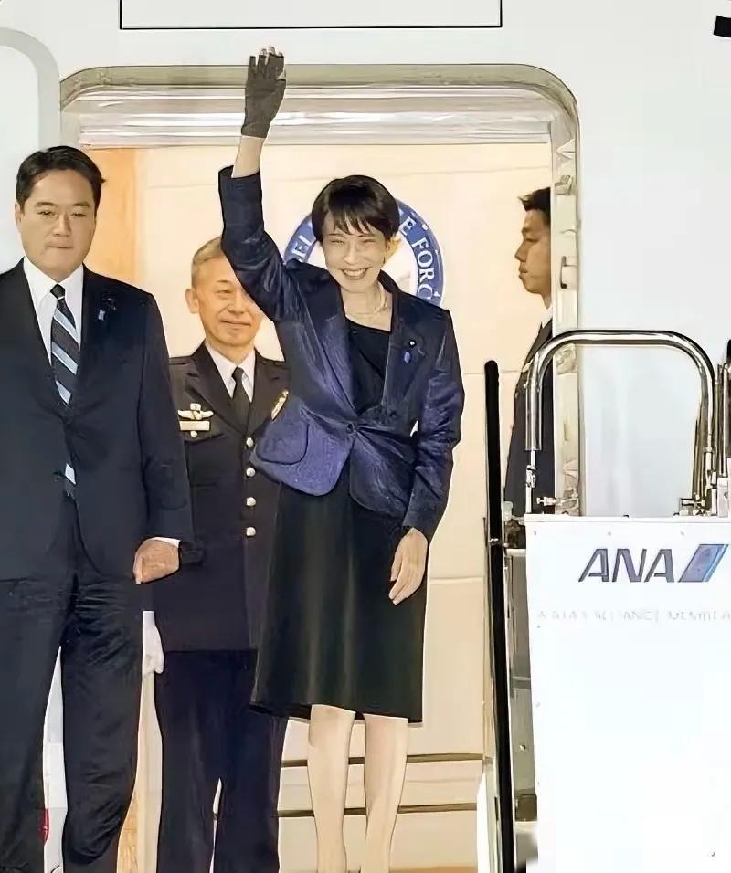 高市早苗这趟美国之行，真是把“尴尬”俩字写脸上了。3月18号晚上，这位日本女首相