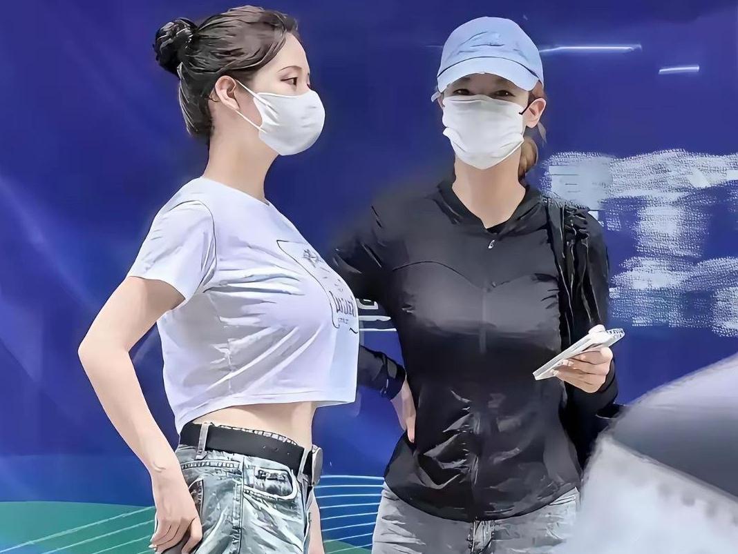 这衣服是不是有点小了？两位女士的穿搭，一个紧身勾勒，一个贴身利落，看着像尺码“勉