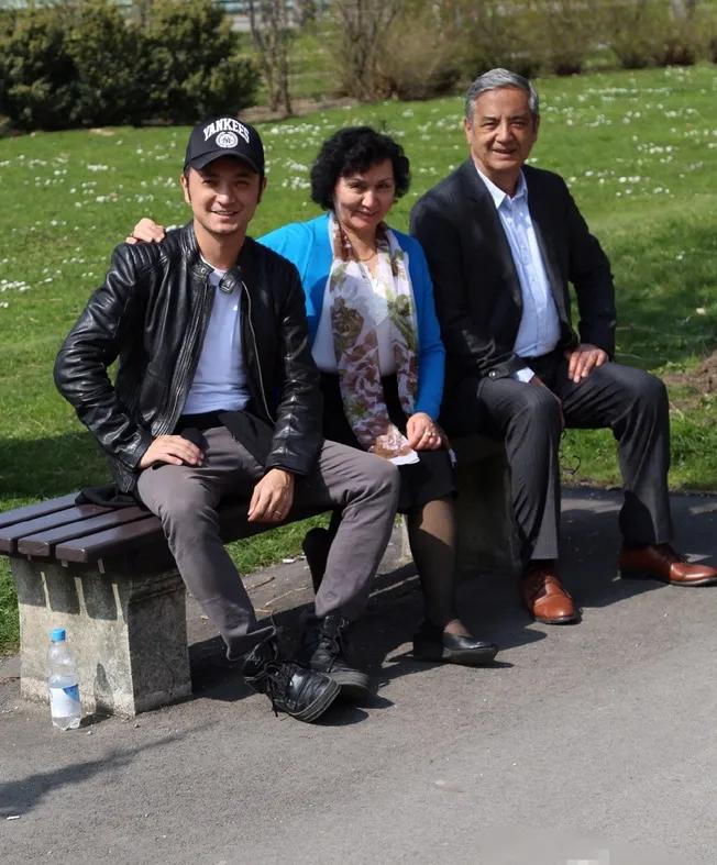 很多人都想不明白，尼格买提的父母到底有多厉害。两个人之前都有过婚姻，都带着孩子，