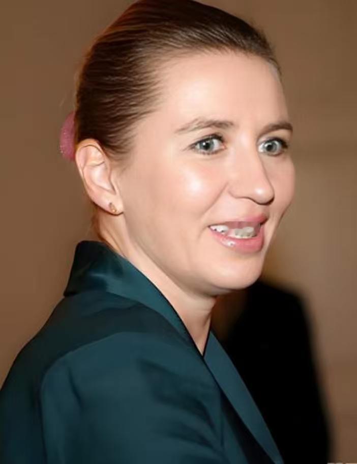 丹麦最近至少闹出了两个大笑话，足以说明丹麦的女首相是真的慌了！首先，丹麦女首相威