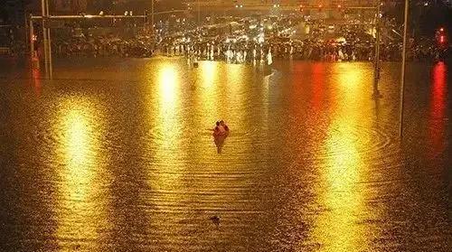 2012年7月21日北京暴雨积涝导致79人的死亡痛还记忆犹新时隔整整13年