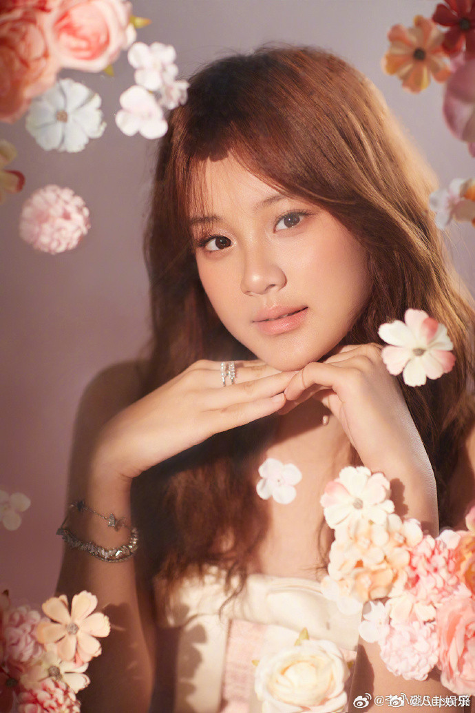 13岁甜馨好漂亮褪去儿时稚气，甜馨越长越有气质，五官精致眉眼舒展，亭亭玉立的模