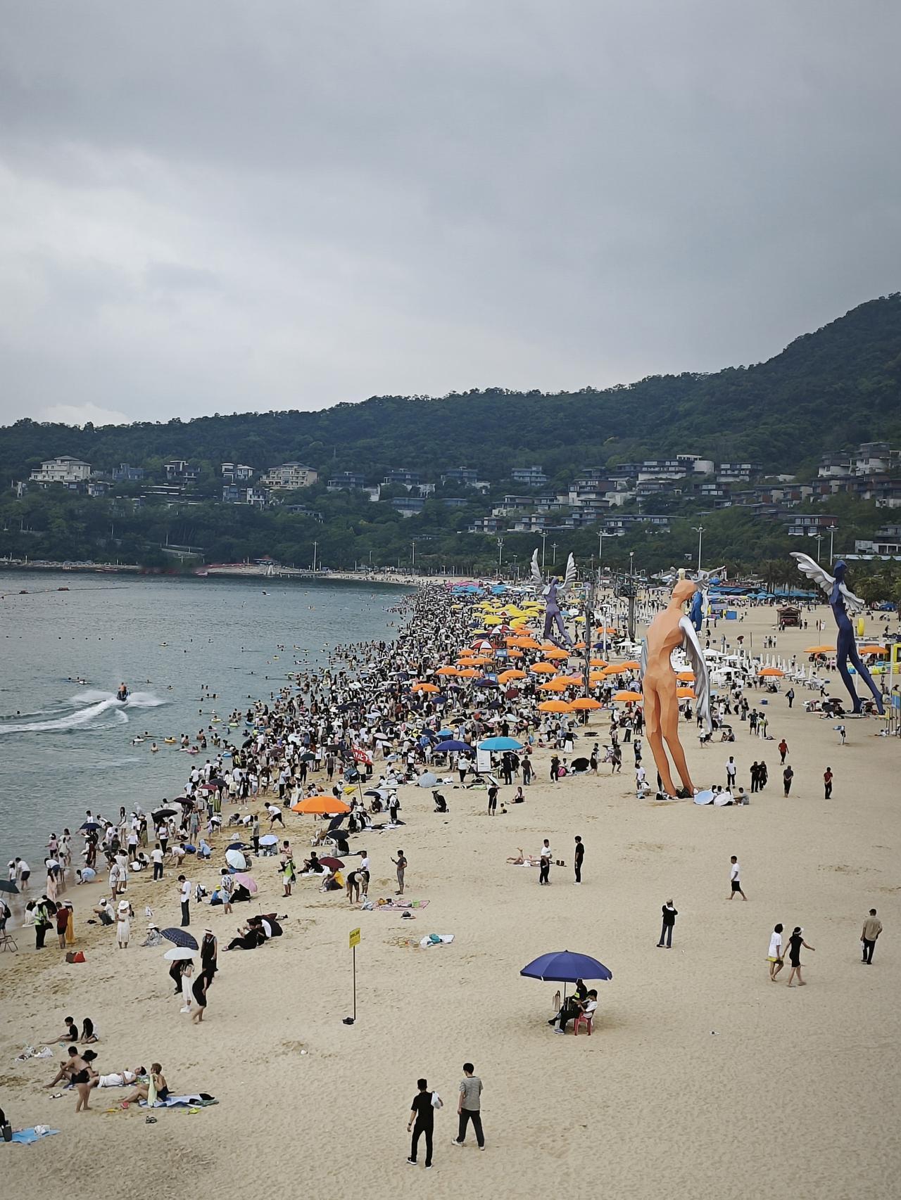 去深圳大梅沙，如果只是为了踩一下沙滩看一下海景戏一下海水，我觉得太浪费这一片景区