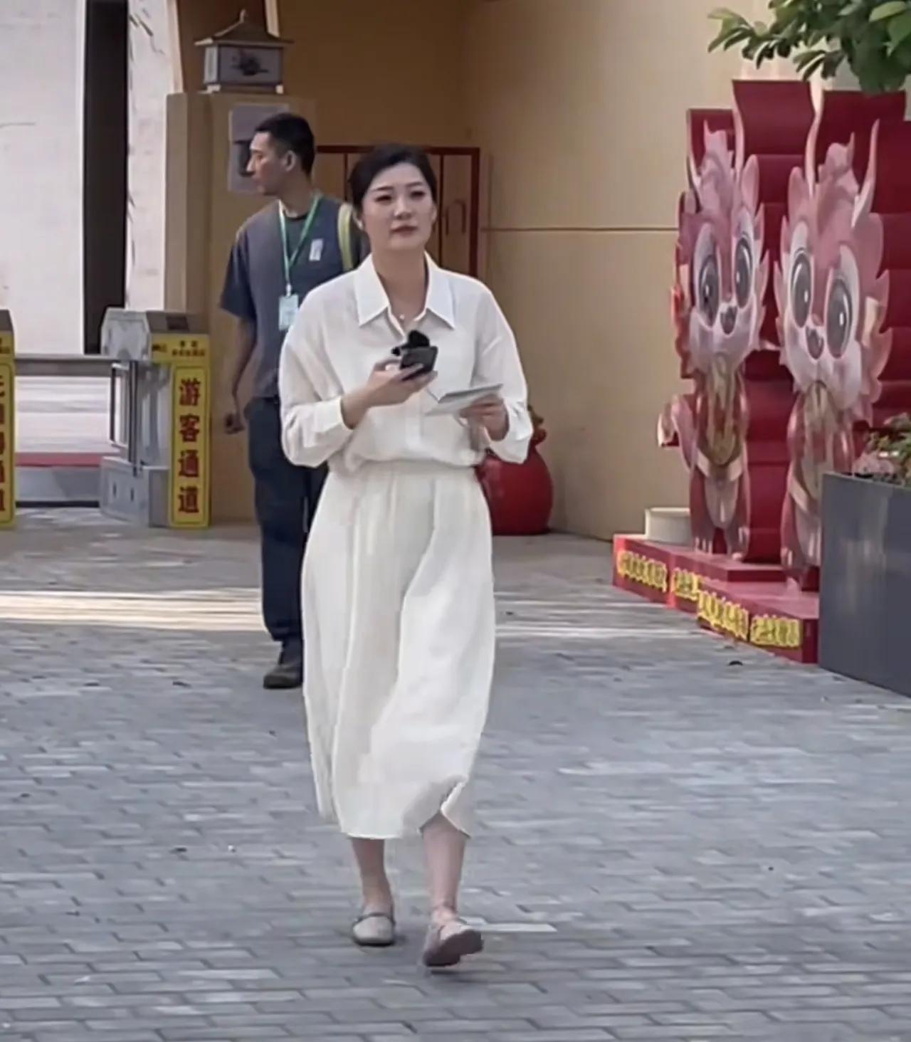 笑岔气了！盼盼在兰知春序上播，一个看着像她老公的人一直在她左右保护她，这一幕