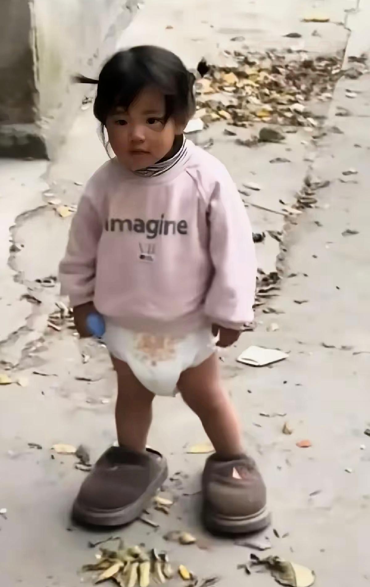 泪目！河南城郊小区那幕太戳心，离婚半年母亲探女，四岁娃穿尿不湿配秋衣、光腿套大男