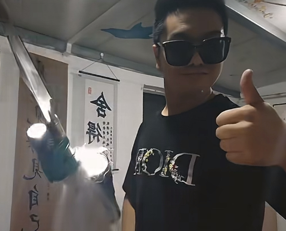 师兄，您当年的枪太光明磊落了，不够狠更不够亮眼，让师弟给你看看什么才是枪法
