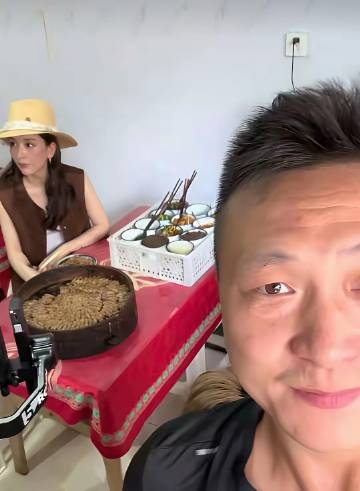 方媛回老家跟幼儿园发小一起直播吃肉渣饭离开美颜不年轻但接地气