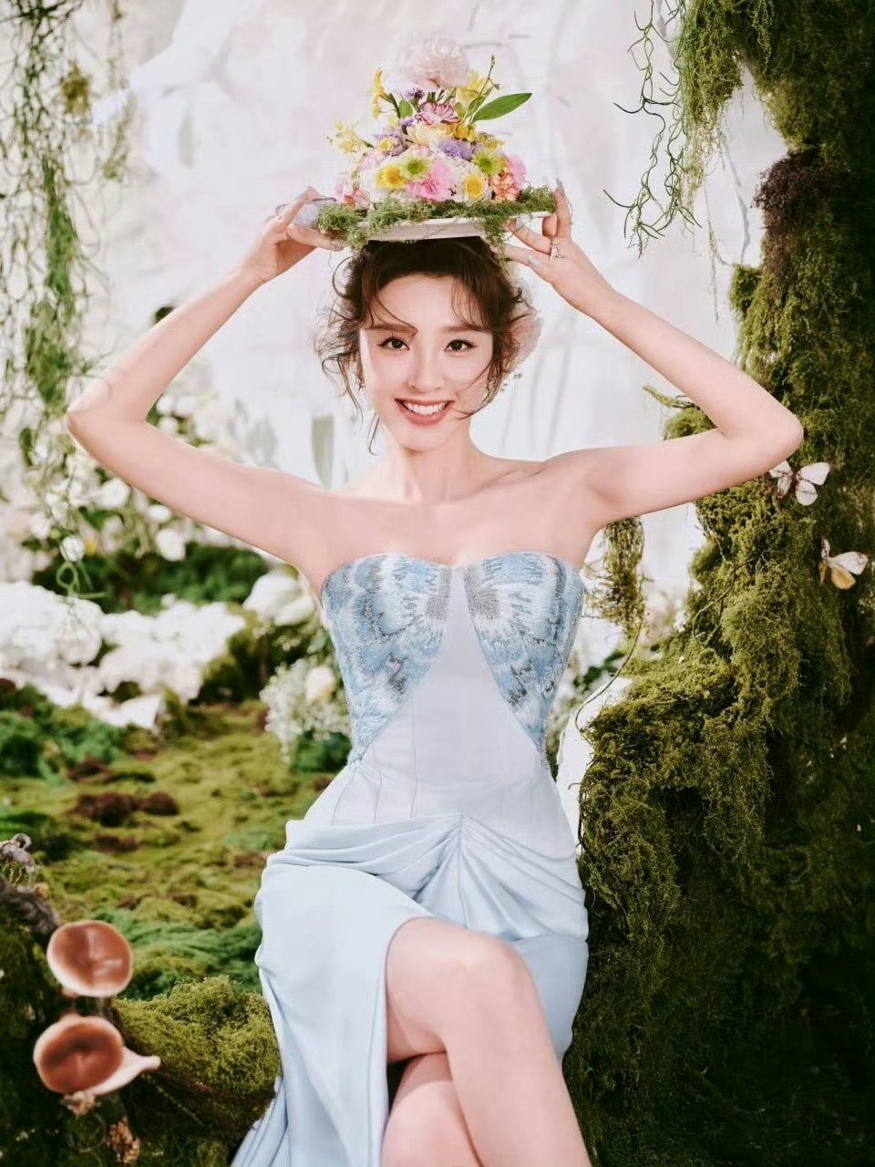 这是我从未见过的唐艺昕谁被唐艺昕这组美晕了！氛围感直接拉满，温柔又灵动，每一帧都