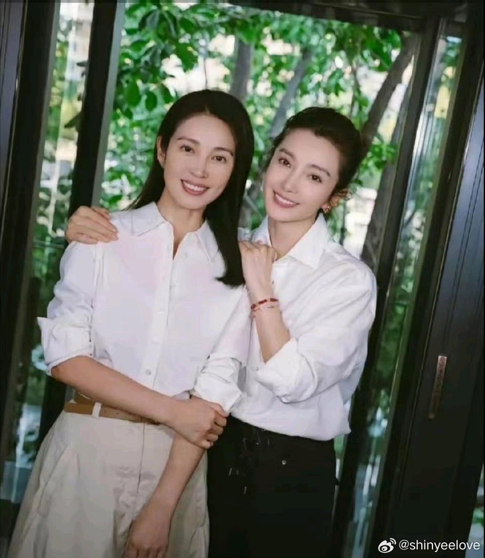 李冰冰和妹妹合照，这脸简直完全一模一样