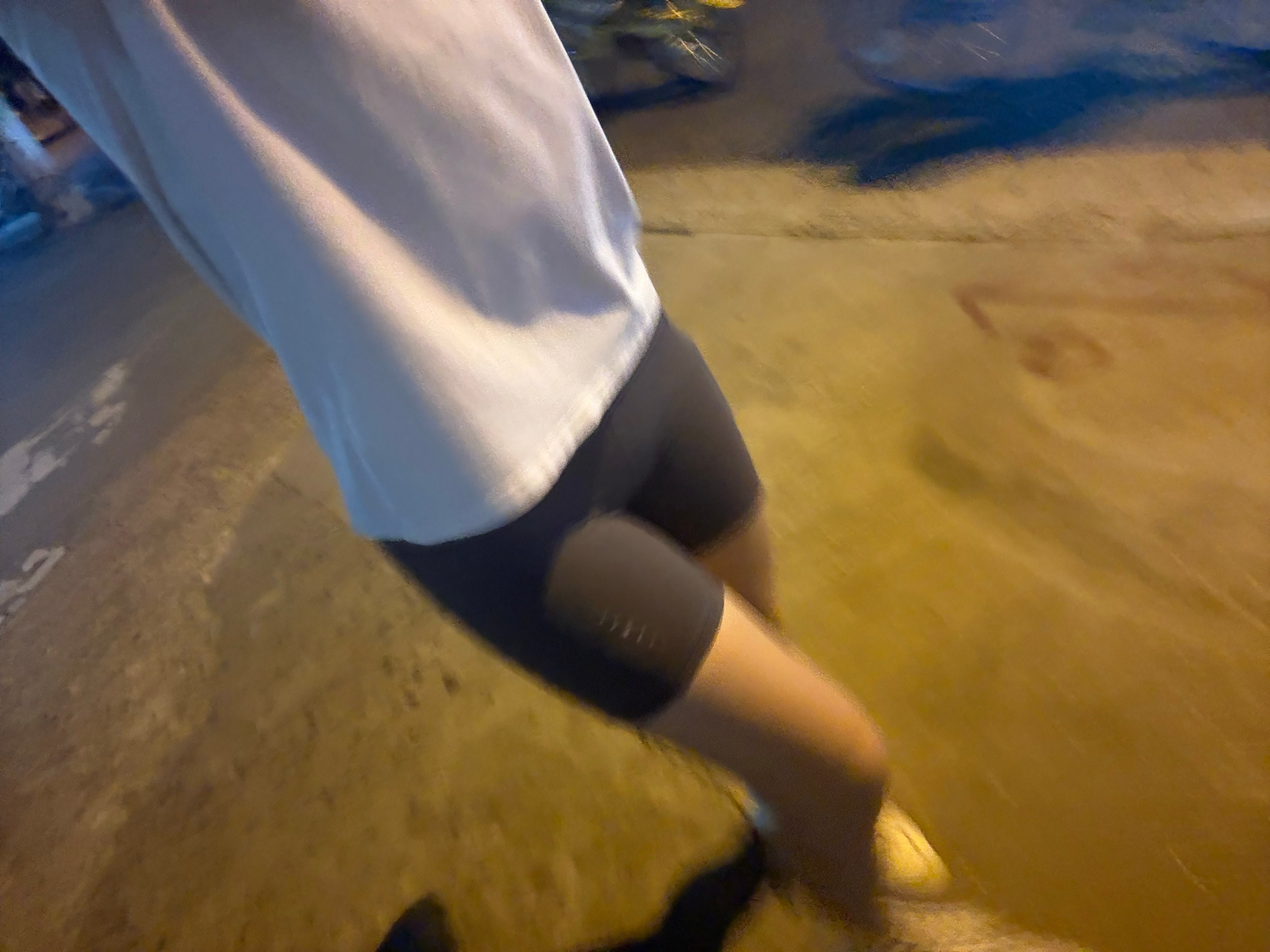 爽跑也不爽，黑的屁都看不见​​​