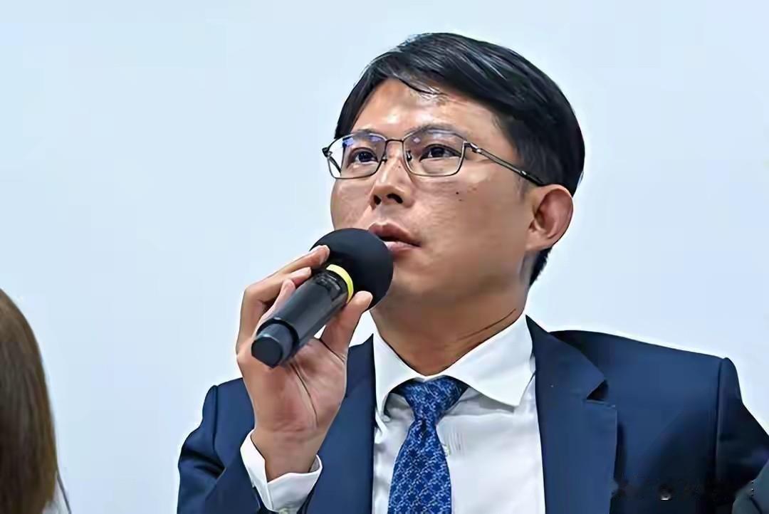黄国昌怒轰检调成绿营鹰犬，直接点名何欣纯、黄世杰。日前在检调以六月份一场餐叙查办