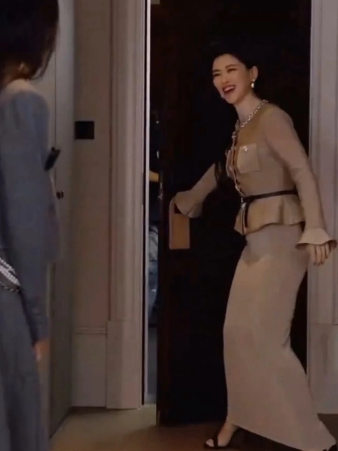 翁青雅没有关门，朱珠很尴尬啊好尴尬的一次采访啊！！路人看了只觉得朱珠这次受工伤太