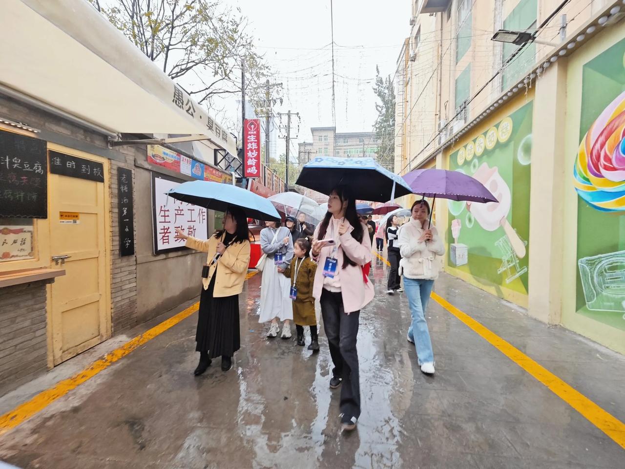 智绘陕西【咸阳老糖酒文化街区:一头扎进80年代旧时光】细雨蒙蒙中,踏进校园门般