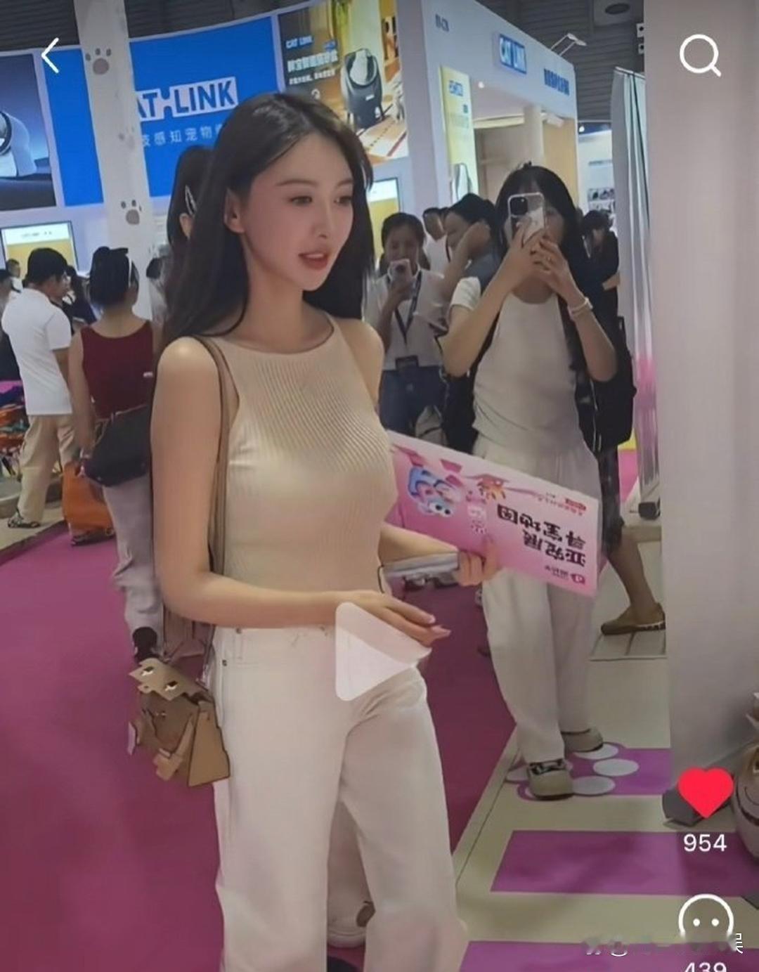 这才‏是叶珂没精修‍‎‍过的‏真实原图，‎‍这身材完‏全看不出是﻿生‍﻿‍过﻿孩