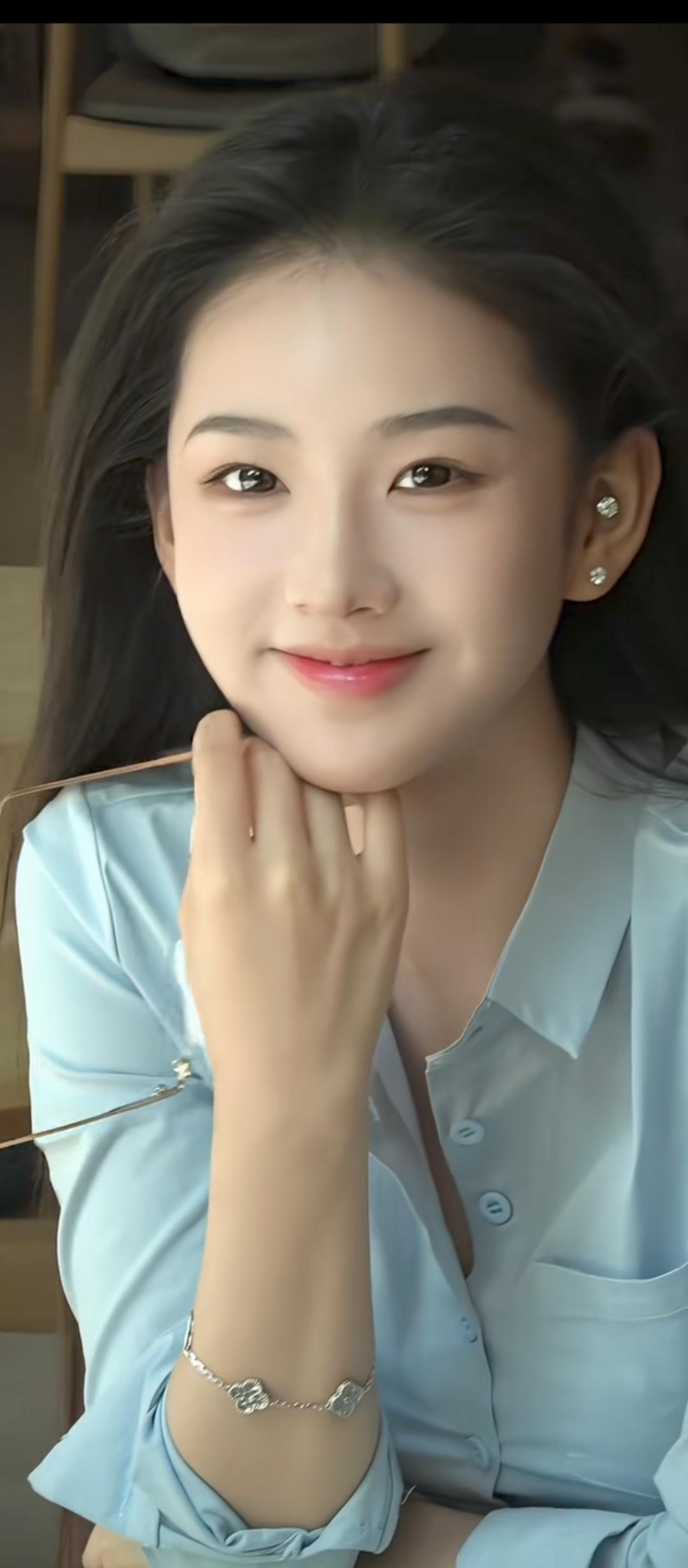 温柔甜美的笑容，清新自然，元气满满的一天！🌞💕