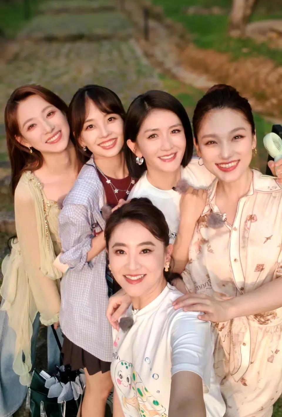 央视五朵金花，哪一位是你的菜？央视五大漂亮女主持人的一张合影，分别是月亮姐姐