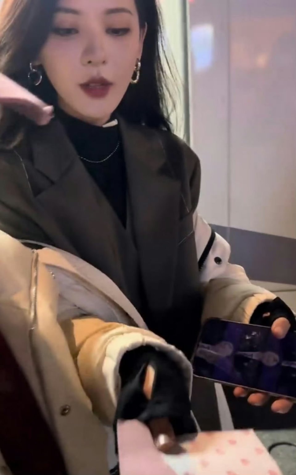 张予曦手机壁纸是李龙馥大美女的壁纸也是大美人这很正常呀​​​