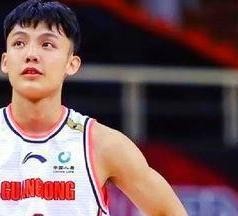 徐杰落选国家队真不是防守短板那么简单。2月他进了集训名单，因伤病恢复不理想落选世预赛14人，6月再次