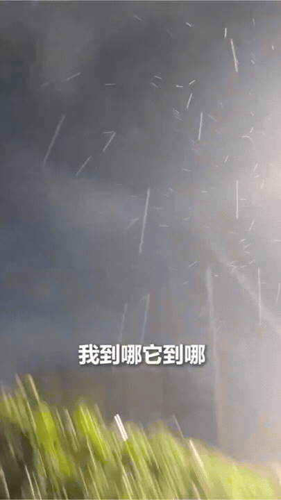 “彻底解释不清了！”广东，一名男子吃过晚饭后，骑车出来玩，走着走着，他感觉下雨了