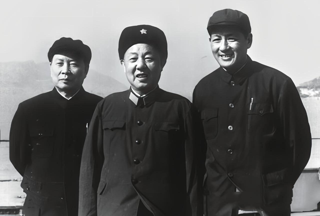 1976年10月粉碎“四人帮”后，中央派苏振华进驻上海，是为了稳定上海危局、粉碎