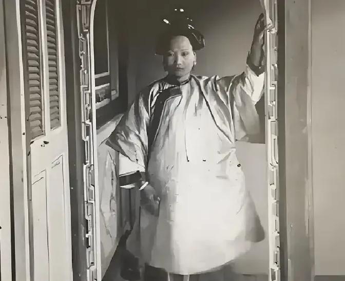 末代皇帝溥仪，九岁还在吃奶。紫禁城里的太监宫女私下议论纷纷，乳娘每次喂他都得把人支开。这不是传说，溥