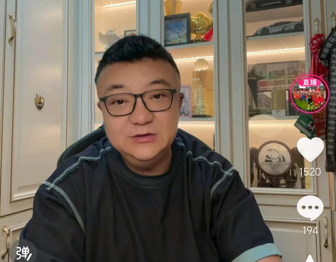 解说员董路在直播间痛批了U22国足主帅安东尼奥。他表示，这场对阵越南队的熊猫杯