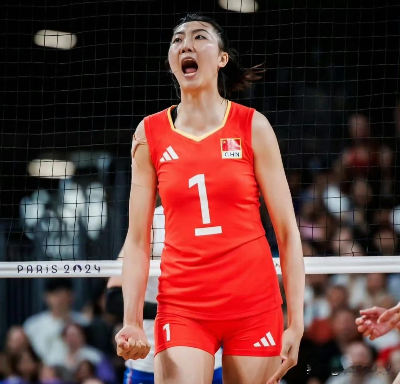 天津女排有“硬伤”。袁心玥缺战的天津女排在三号位没有硬吃能力,只能依赖边攻和一传