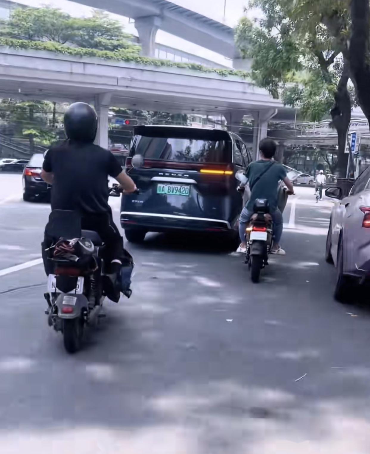 整治快两个月，不是说已整治了吗？看看，这才是真实的广州！开车上路还得有驾驶证