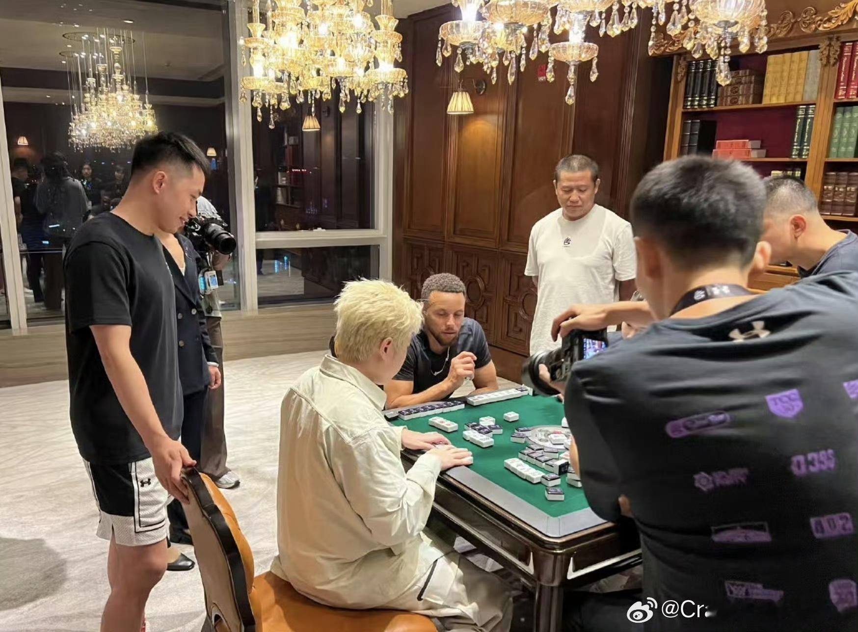 王以太再追星库里像老友见面谁看了王以太和库里的互动不羡慕！去年他能近距离陪库里