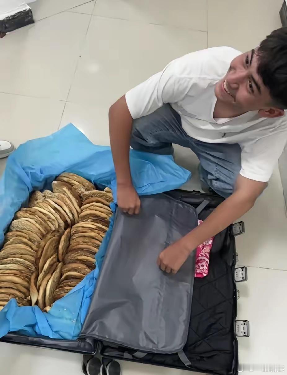 来自新疆的大学室友，笑着打开行李箱的瞬间，同宿舍的室友们都绷不住破防了。新疆的一