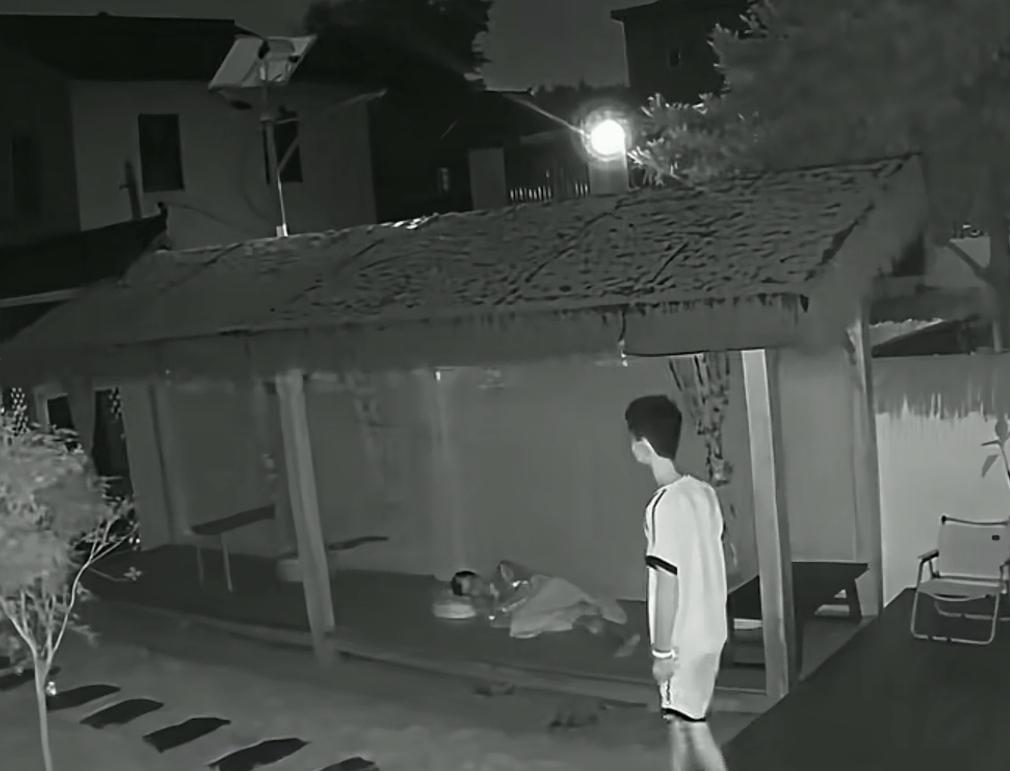 孩子大半夜梦游了，父母和妹妹都醒了，他们默默跟着孩子，默不作声，生怕惊醒他！他