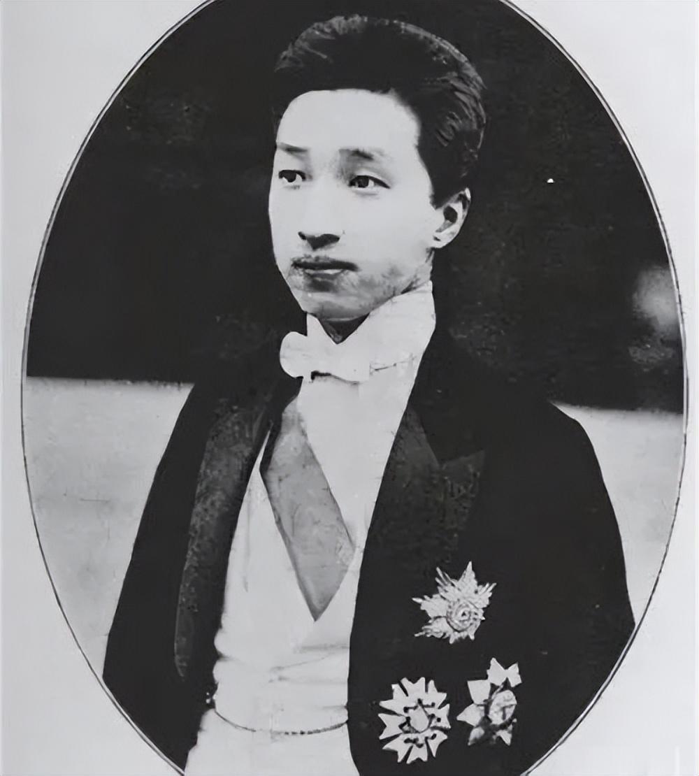 1956年苏州留园祠堂外，一位白发老人蜷缩在墙角咳嗽不止。他刚和李鸿章的孙子李厚